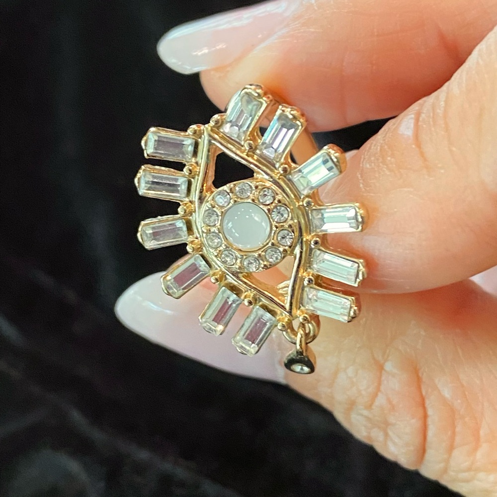 BCBG crystal Eye ring in size 7